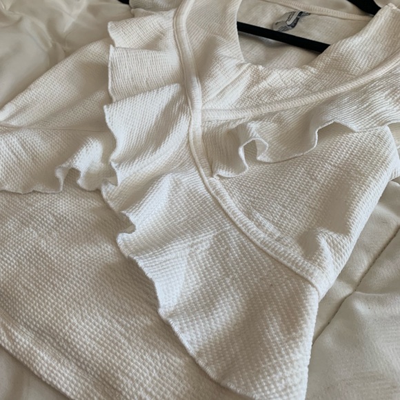 NEW American Rag White Ruffle Top - Picture 4 of 4